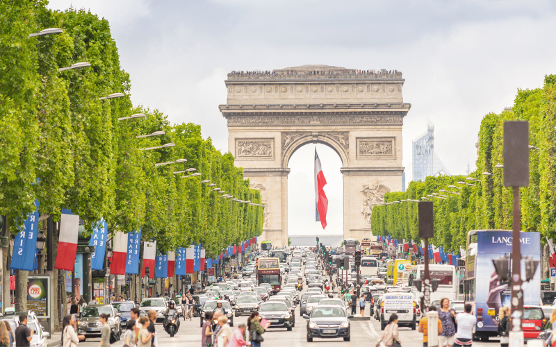 Les Champs-Élysées à Paris magasin de luxe